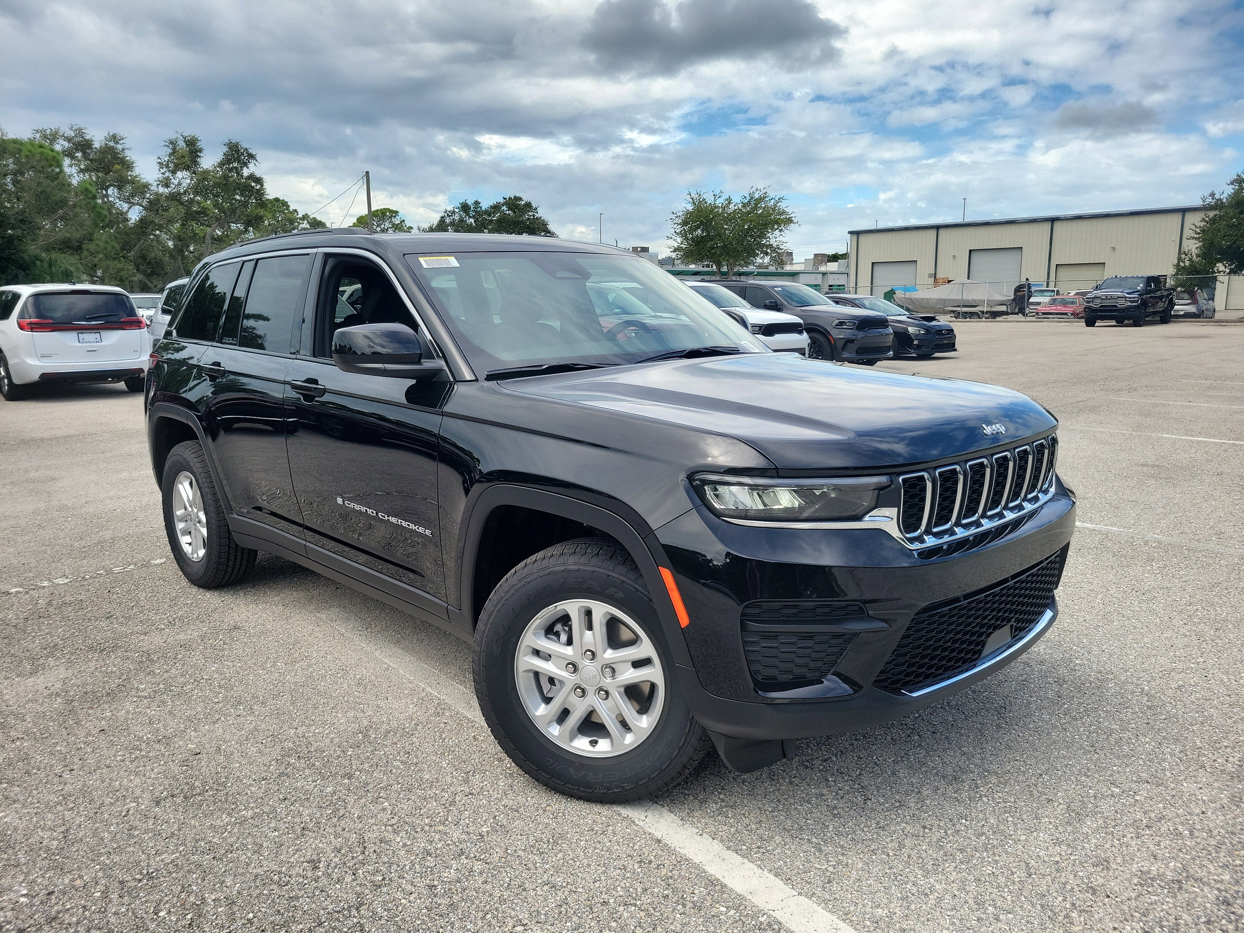 2025 Jeep Grand Cherokee Laredo's photo