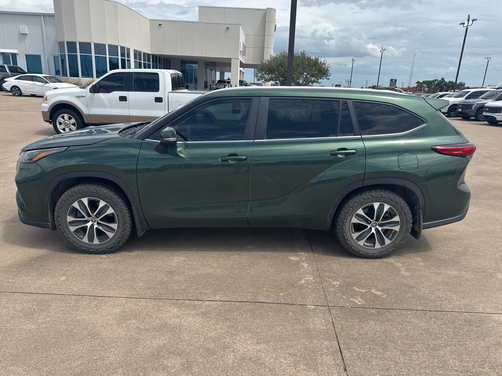 2023 Toyota Highlander XLE photo 2