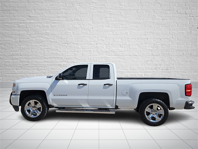 2017 Chevrolet Silverado 1500 Custom photo 2