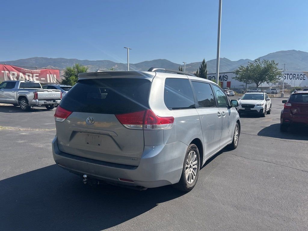 2014 Toyota Sienna XLE photo 3