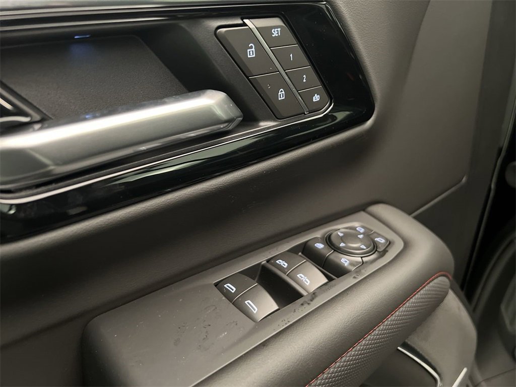 2025 Chevrolet Suburban RST photo 13