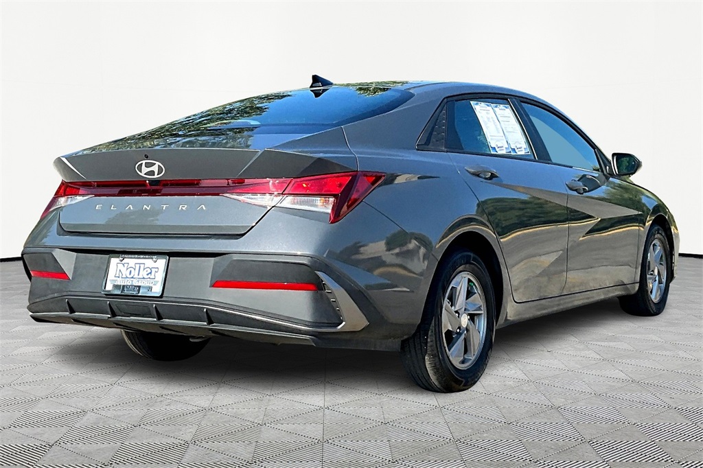 Used 2024 Hyundai Elantra SE with VIN KMHLL4DG9RU817309 for sale in Kansas City