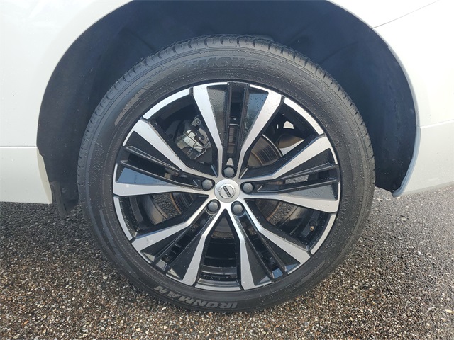 2024 Volvo XC60 B5 Plus photo 6