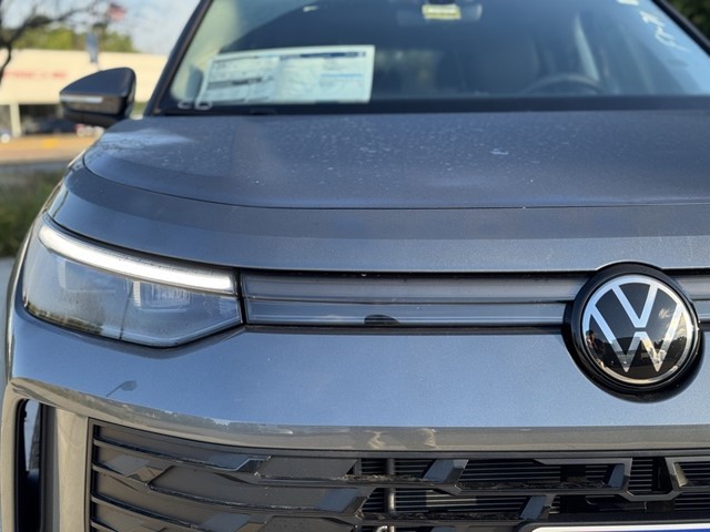 2025 Volkswagen Tiguan SE photo 3