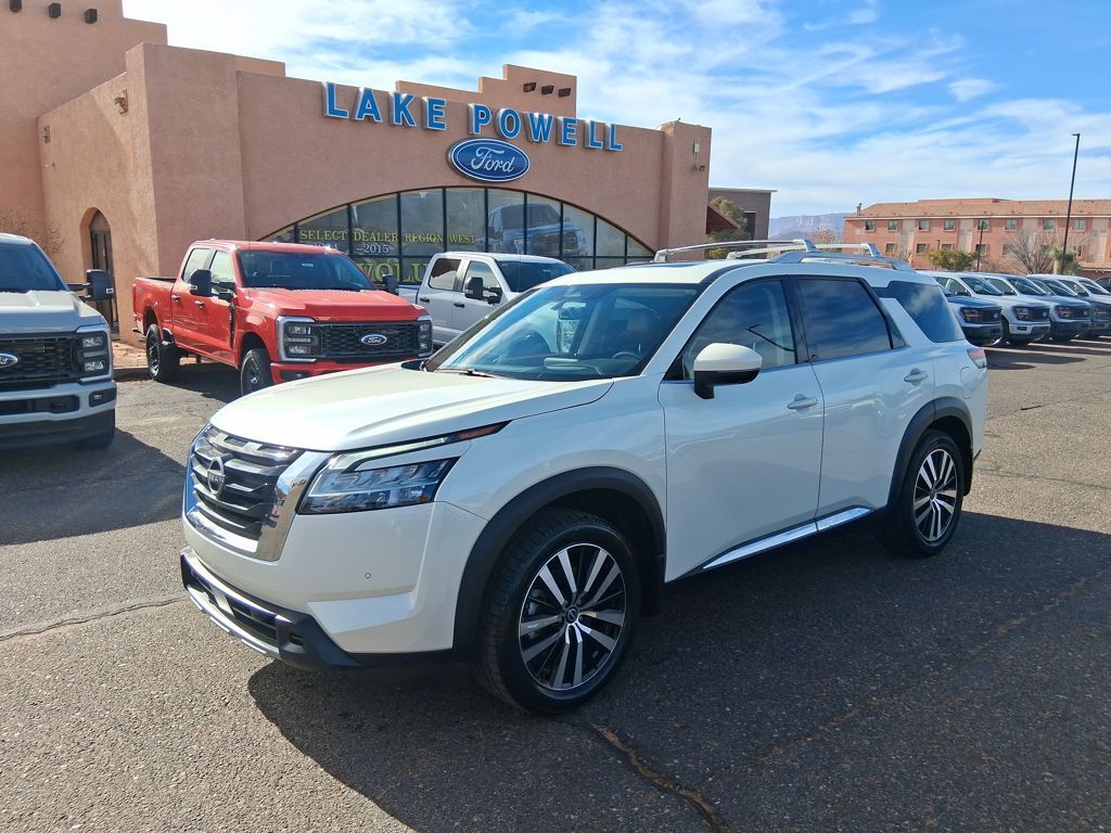 2023 Nissan Pathfinder Platinum's photo