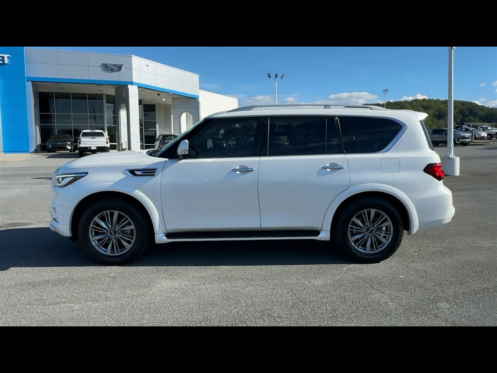 2022 Infiniti QX80 Luxe photo 4