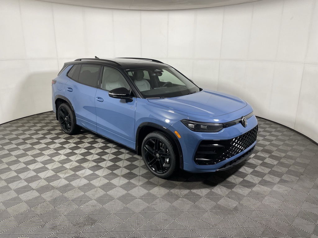 2026 Volkswagen Tiguan SE R-LINE BLACK's photo