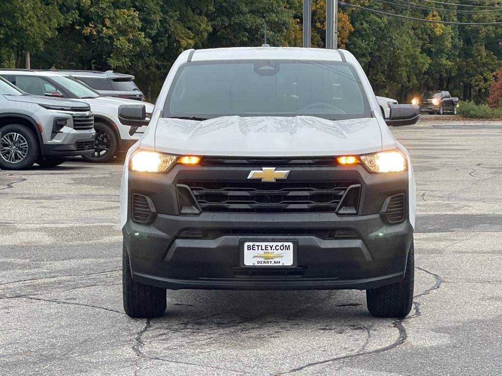 2024 Chevrolet Colorado photo 2