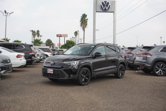 2026 Volkswagen Taos SE Black's photo