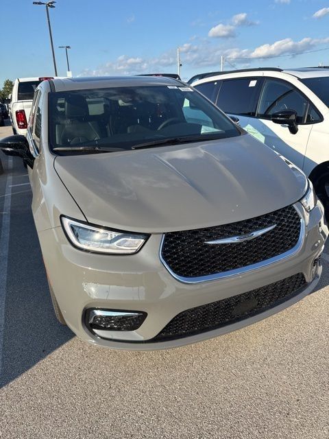 2025 Chrysler Pacifica photo 2