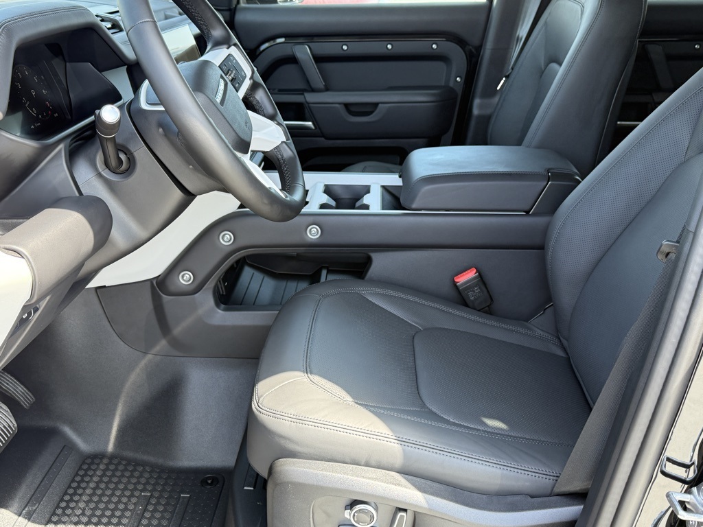 2025 Land Rover Defender 130 S photo 12
