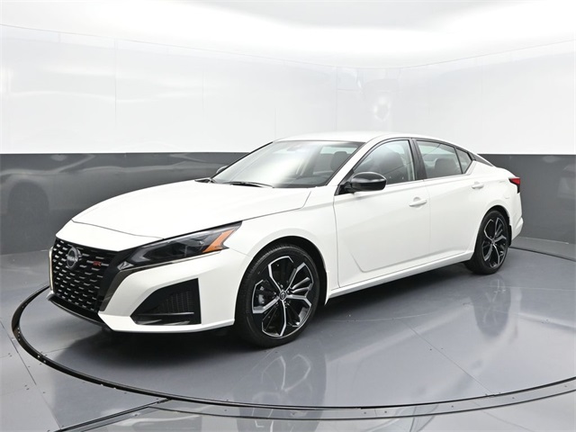 2025 Nissan Altima SR's photo