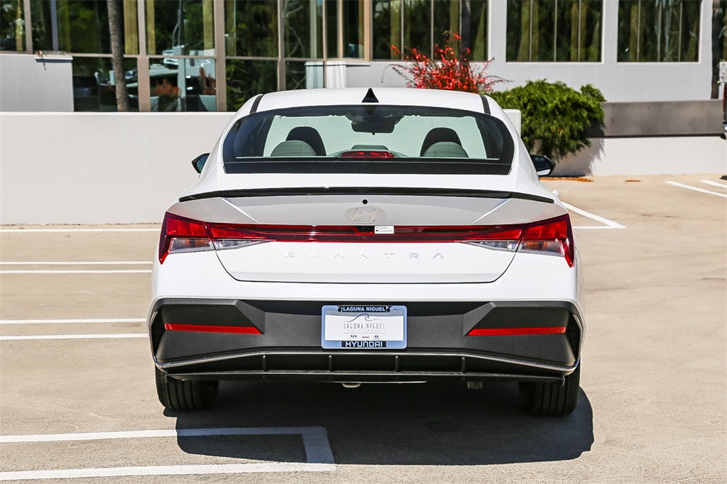 2025 Hyundai Elantra SEL Sport photo 5