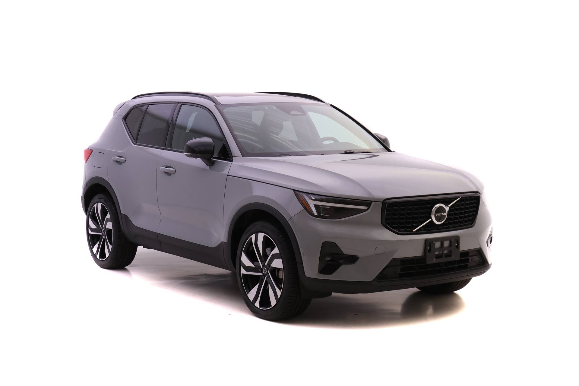 2024 Volvo XC40 Plus photo 2