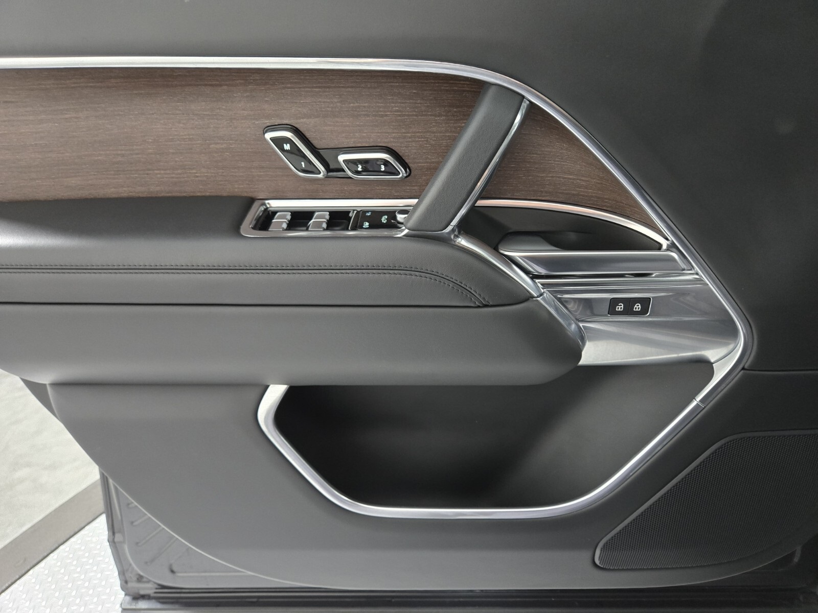 2023 Land Rover Range Rover SE photo 19