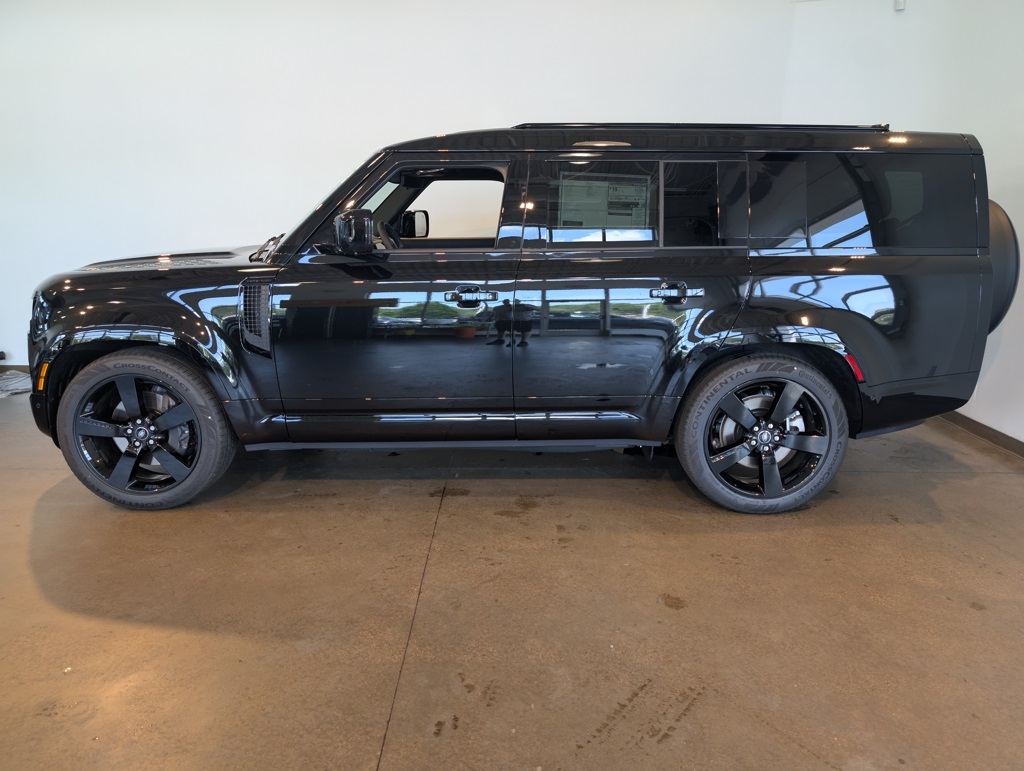 2025 Land Rover Defender 130 X-Dynamic SE photo 3