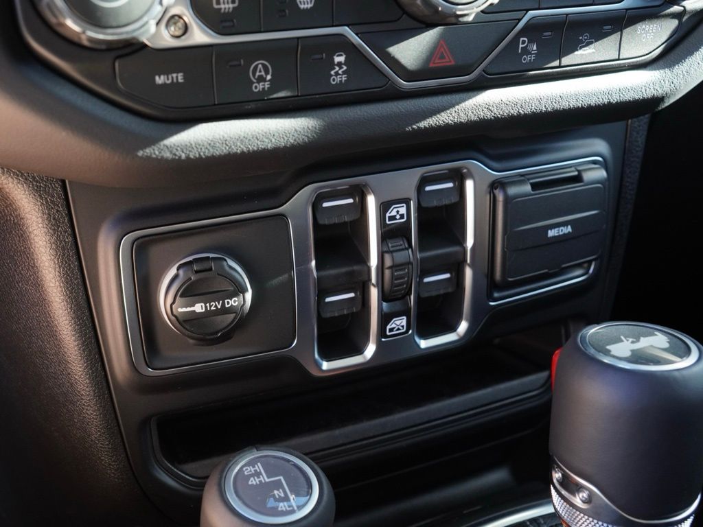 New 2026 Bright White Clear-Coat Exterior Paint Jeep Sahara image 16