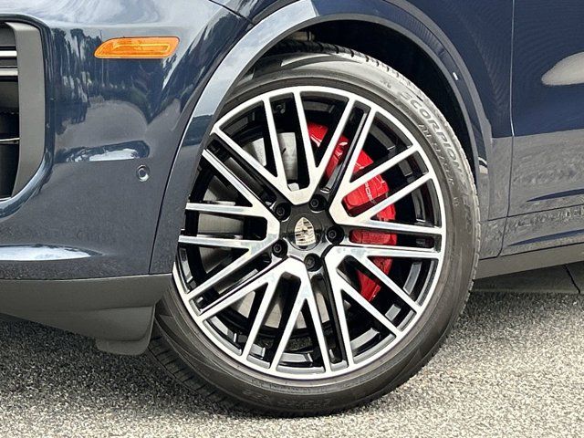 2025 Porsche Cayenne E-Hybrid Turbo photo 6