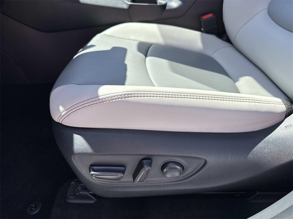 2023 Toyota RAV4 XLE Premium photo 16