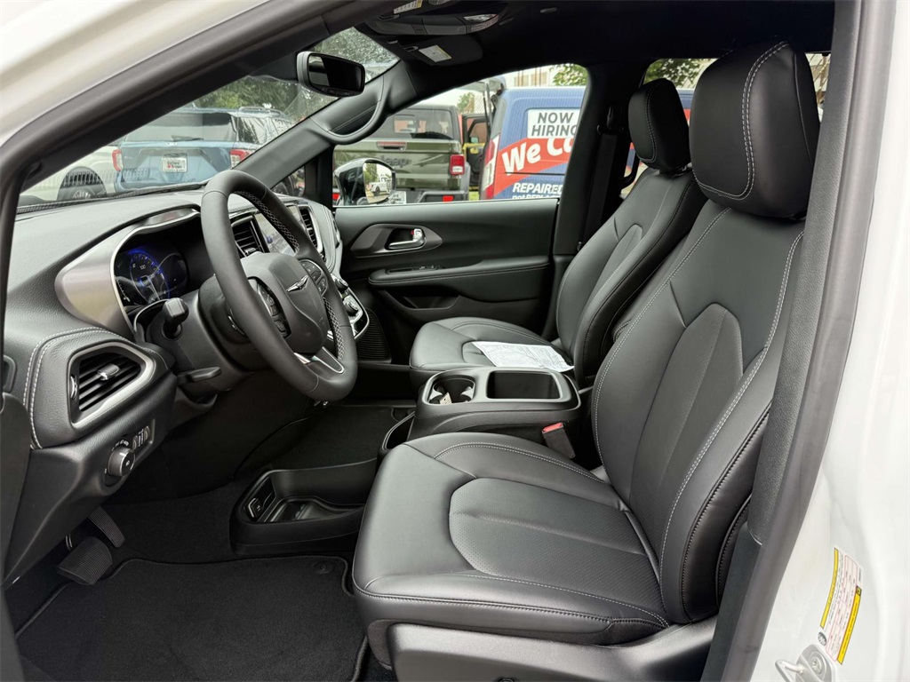 2025 Chrysler Pacifica photo 12
