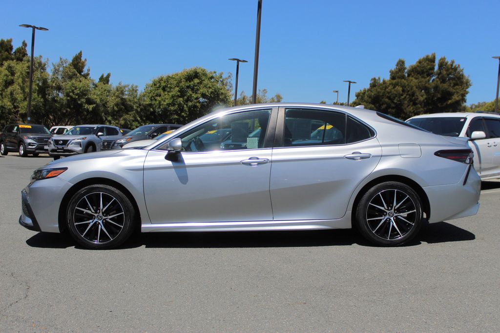 2022 Toyota Camry SE photo 9