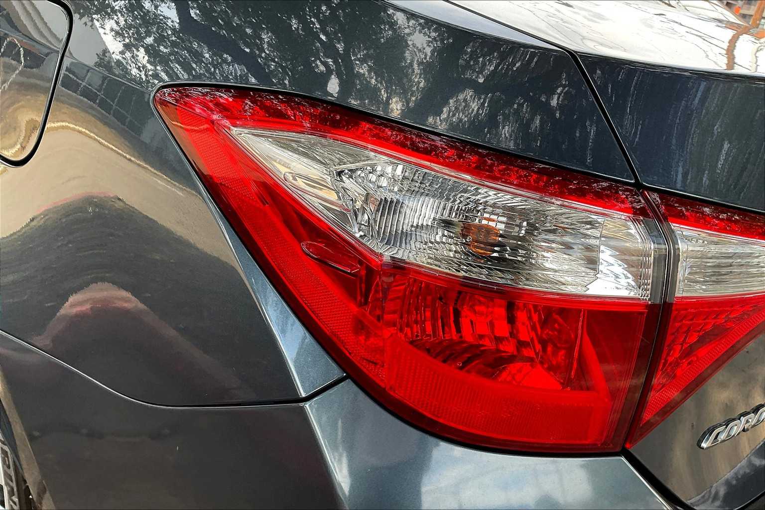 2016 Toyota Corolla LE photo 22