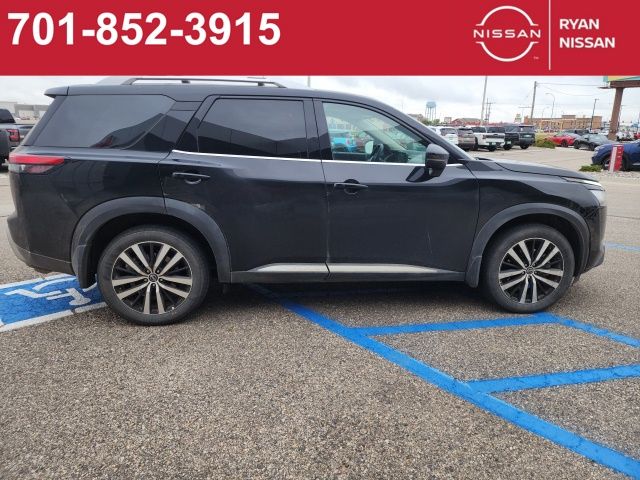 2024 Nissan Pathfinder Platinum photo 4
