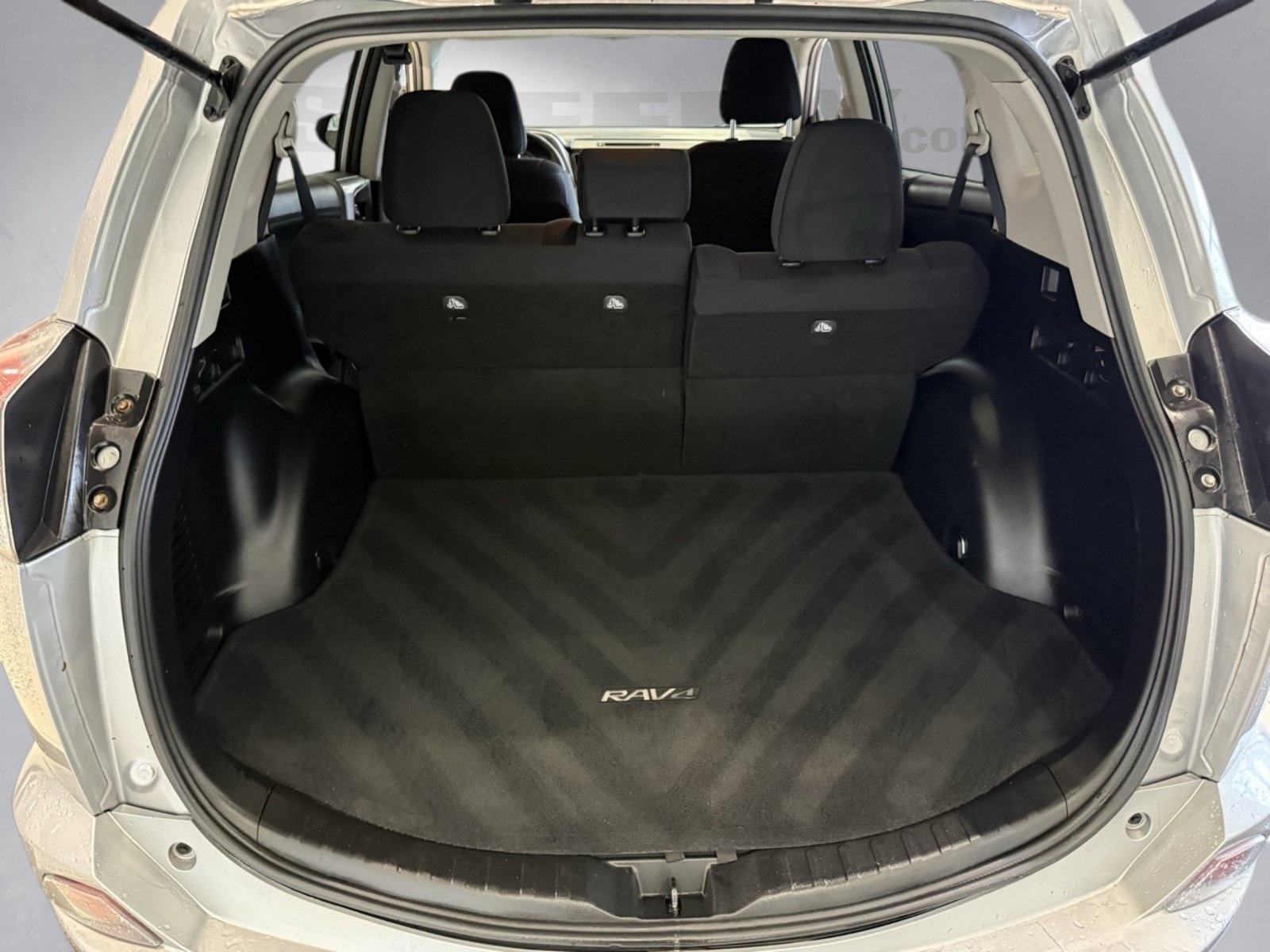 2016 Toyota RAV4 LE photo 24