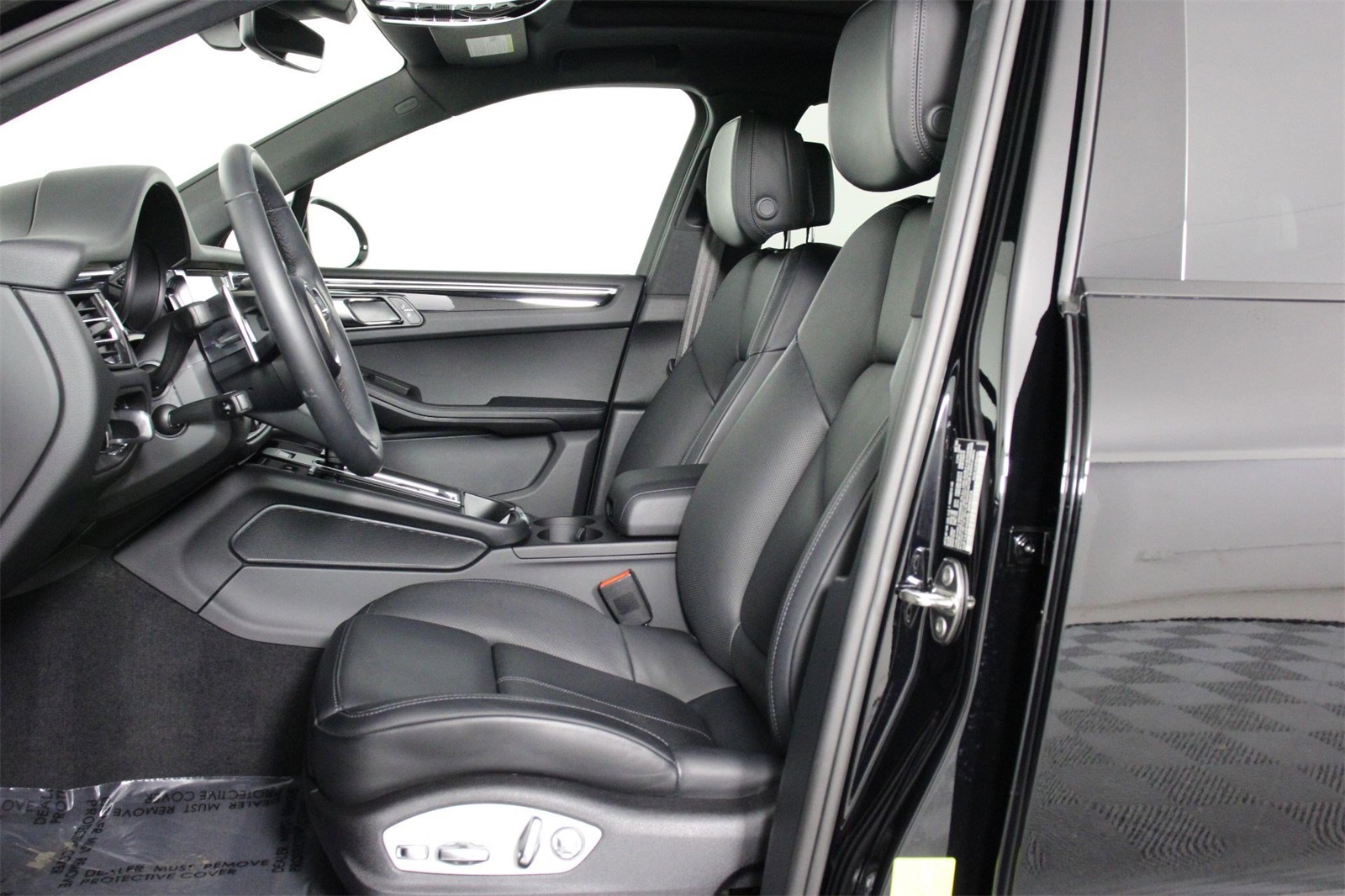 2025 Porsche Macan photo 3