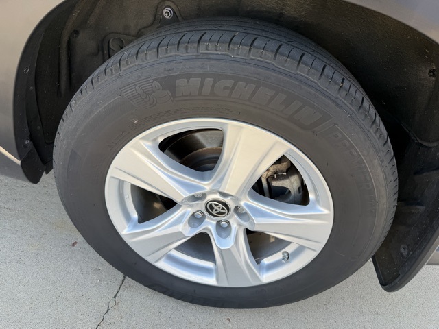 2023 Toyota Highlander L photo 3