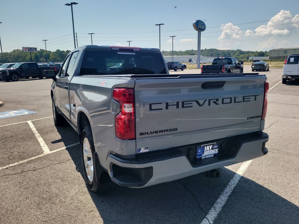 2025 Chevrolet Silverado 1500 Custom photo 4