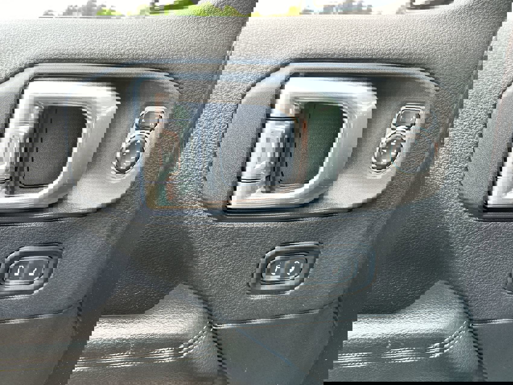 2020 Jeep Wrangler Unlimited Sahara photo 13