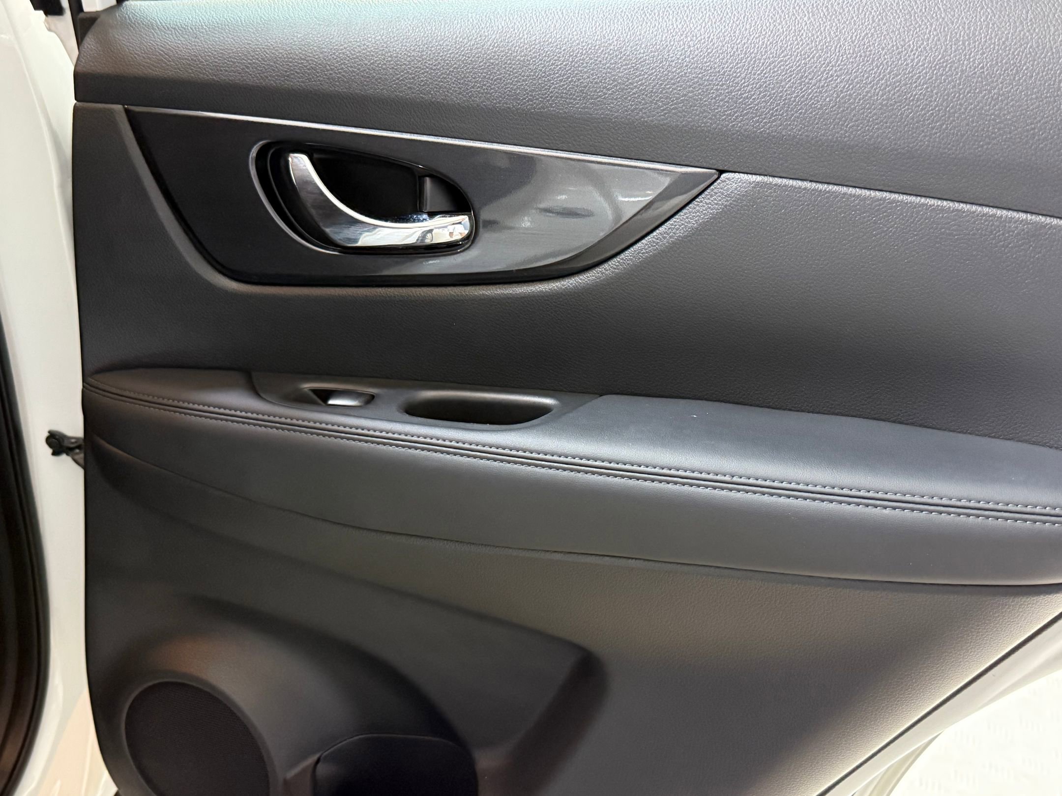 2017 Nissan Rogue SV photo 35