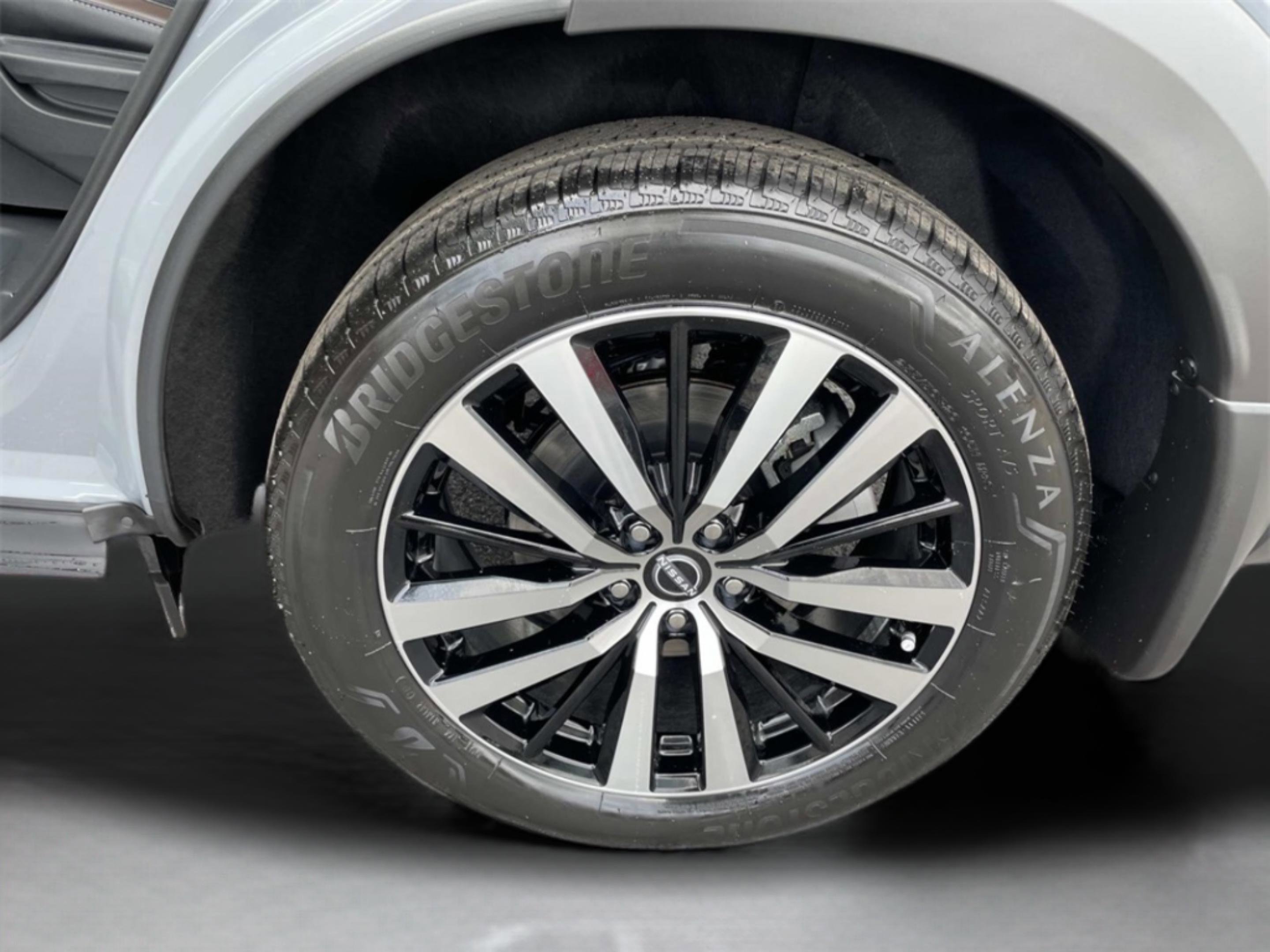2025 Nissan Pathfinder Platinum photo 8
