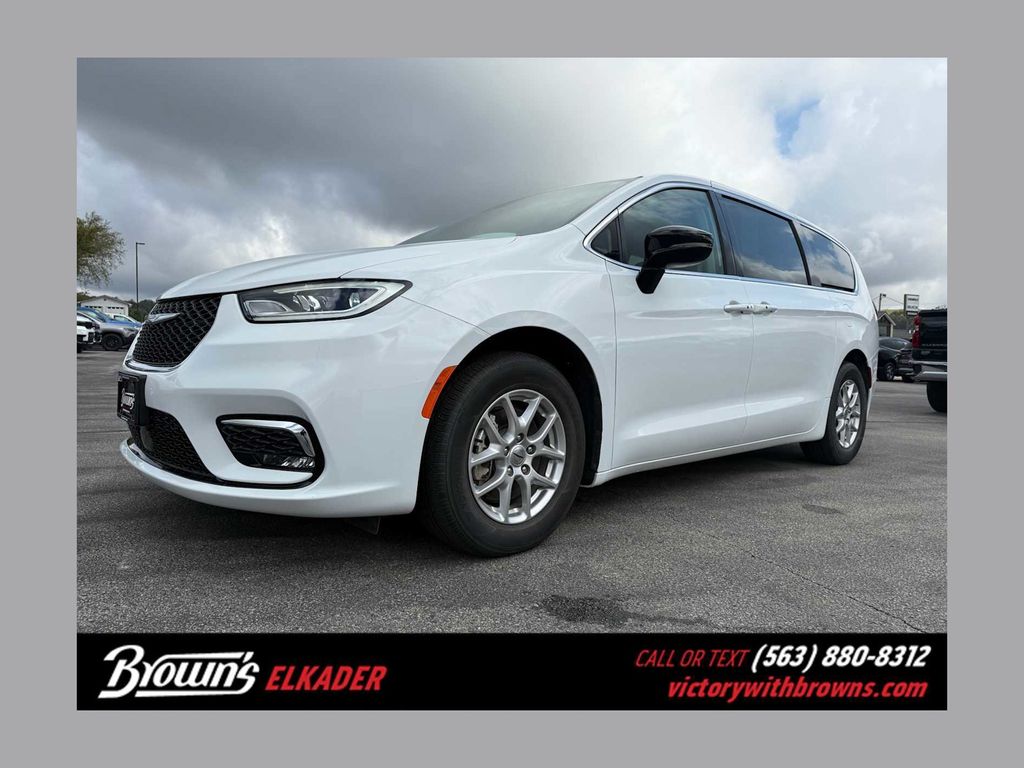 2024 Chrysler Pacifica Touring L's photo