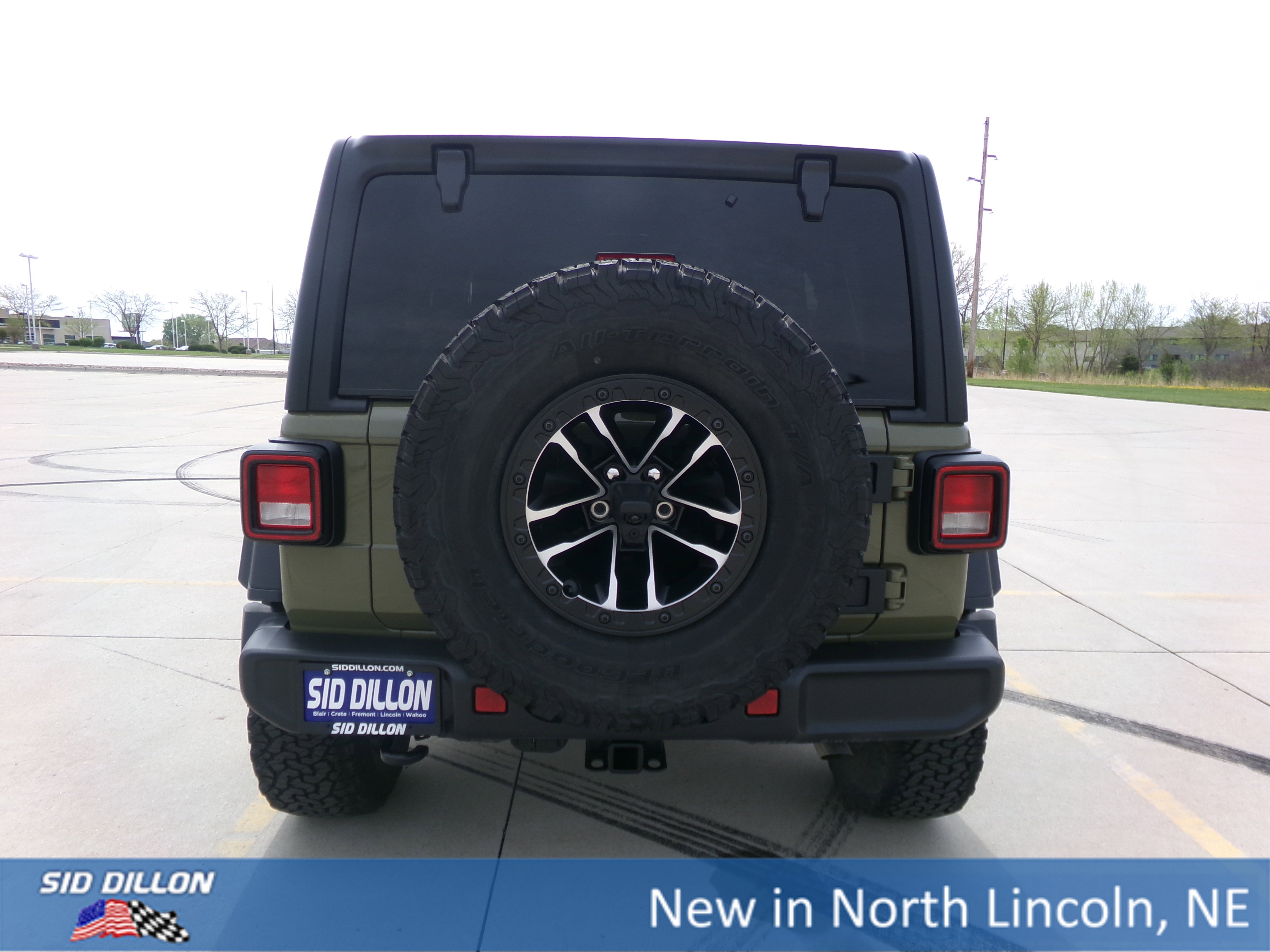 2025 Jeep Wrangler Willys photo 2