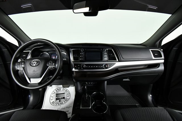 2017 Toyota Highlander LE photo 14