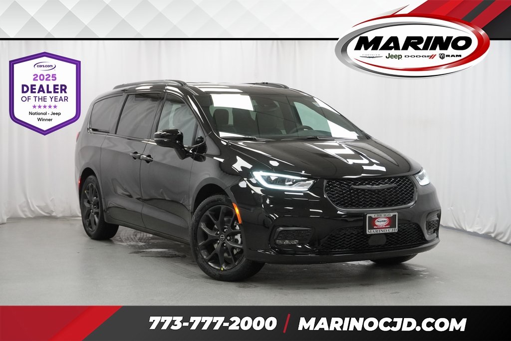 2026 Chrysler Pacifica Select's photo