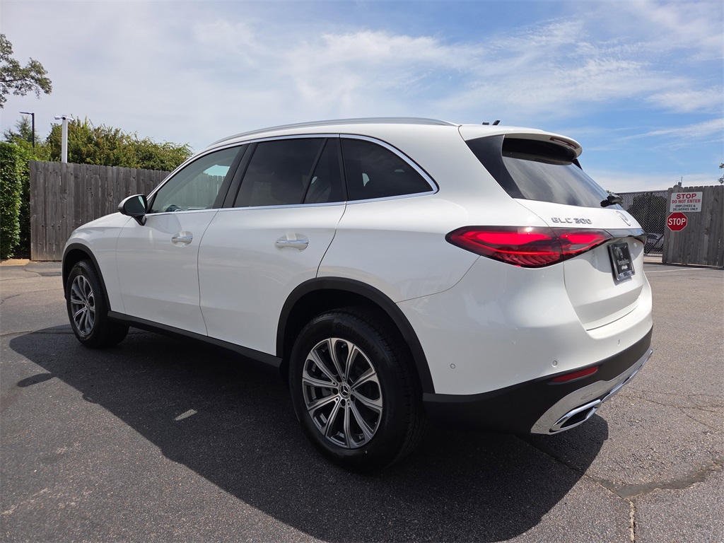 2025 Mercedes Benz GLC 300 photo 3