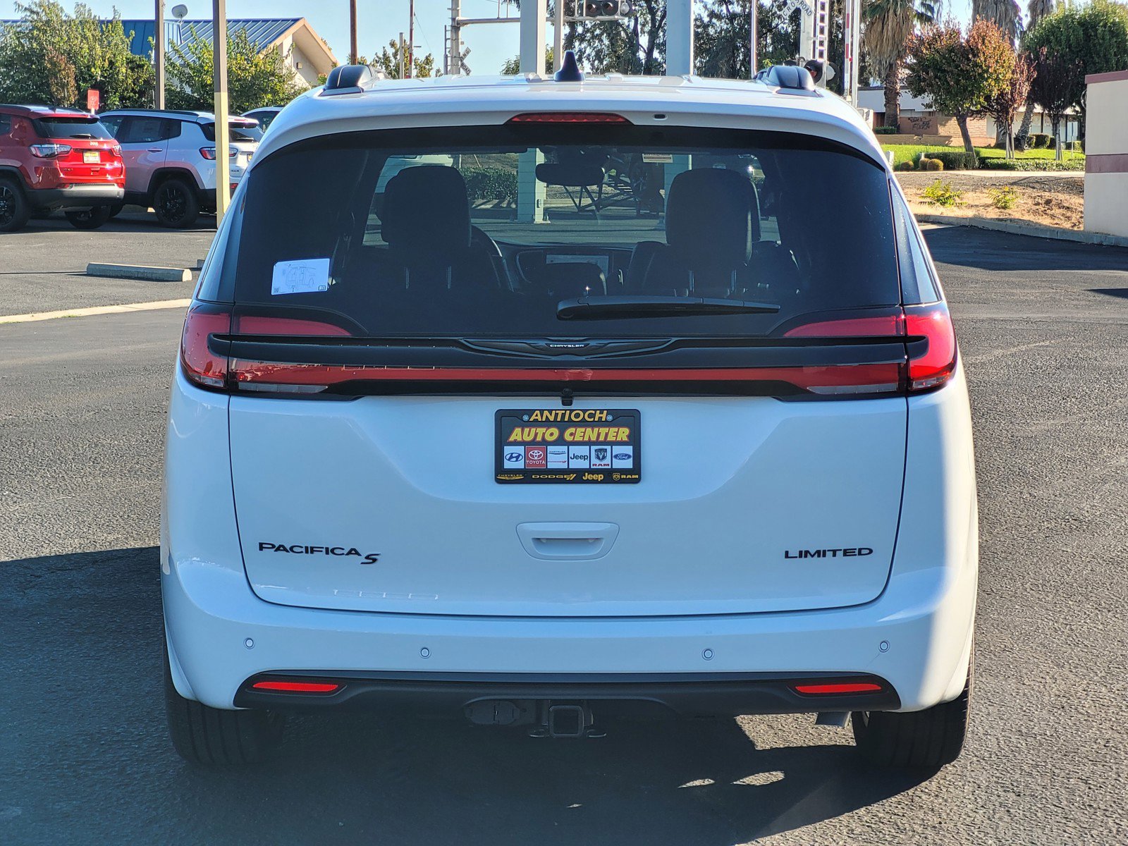 2026 Chrysler Pacifica Limited photo 3