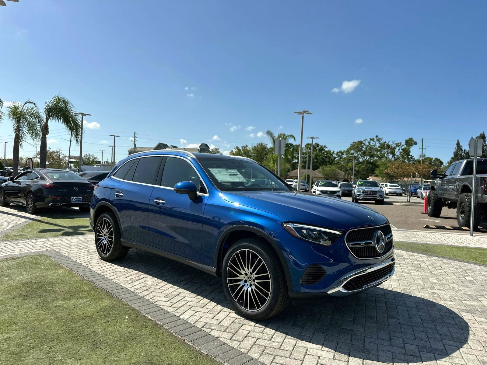 2025 Mercedes Benz GLC 300 photo 2