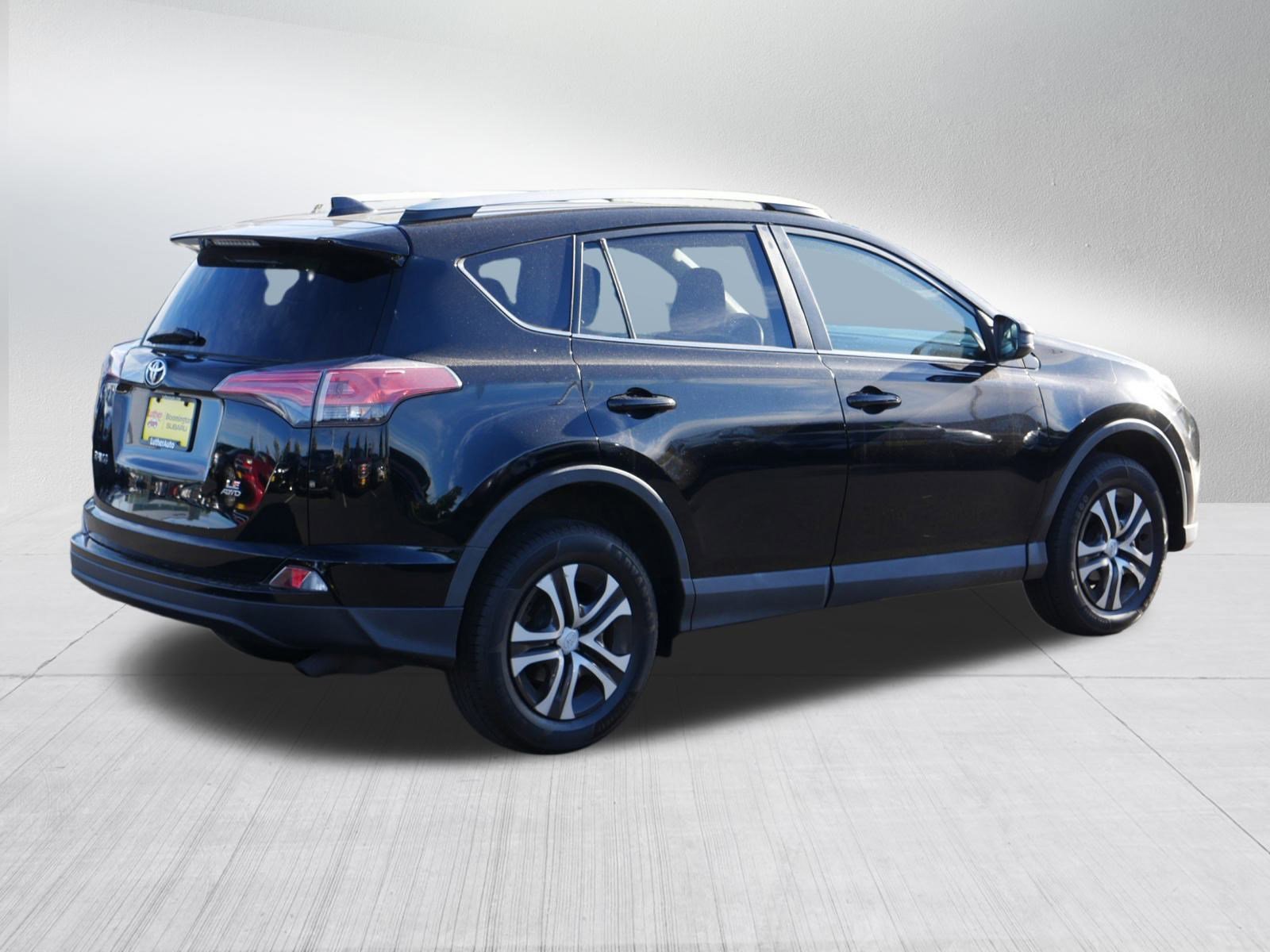 2016 Toyota RAV4 LE photo 5