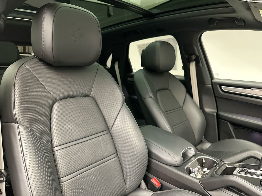 2022 Porsche Cayenne Base photo 6