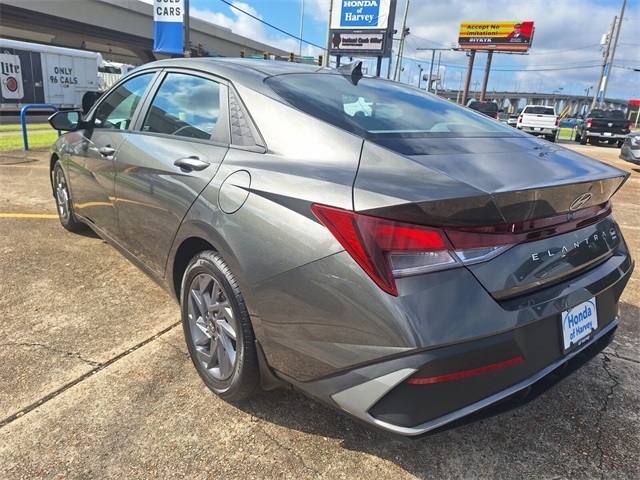 2024 Hyundai Elantra SEL photo 3