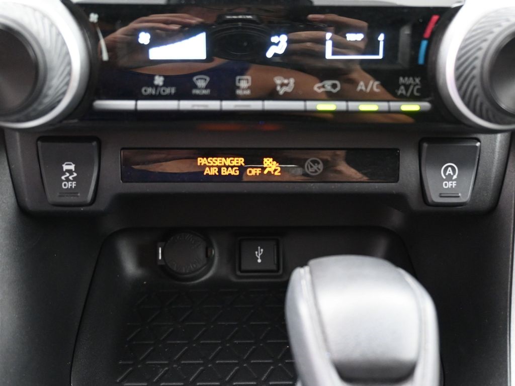 2022 Toyota RAV4 LE photo 19