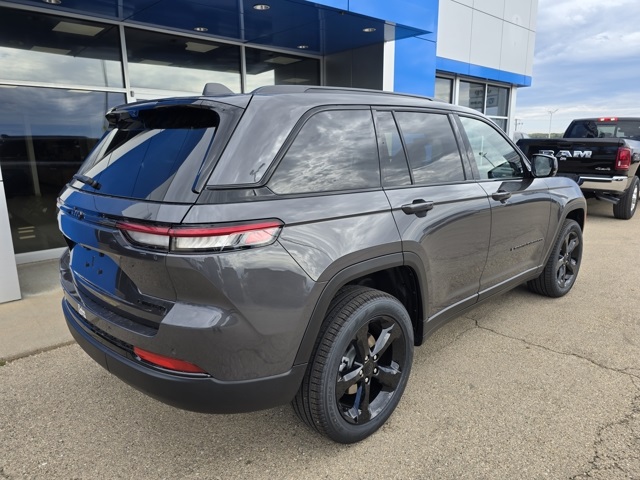2025 Jeep Grand Cherokee Limited photo 3