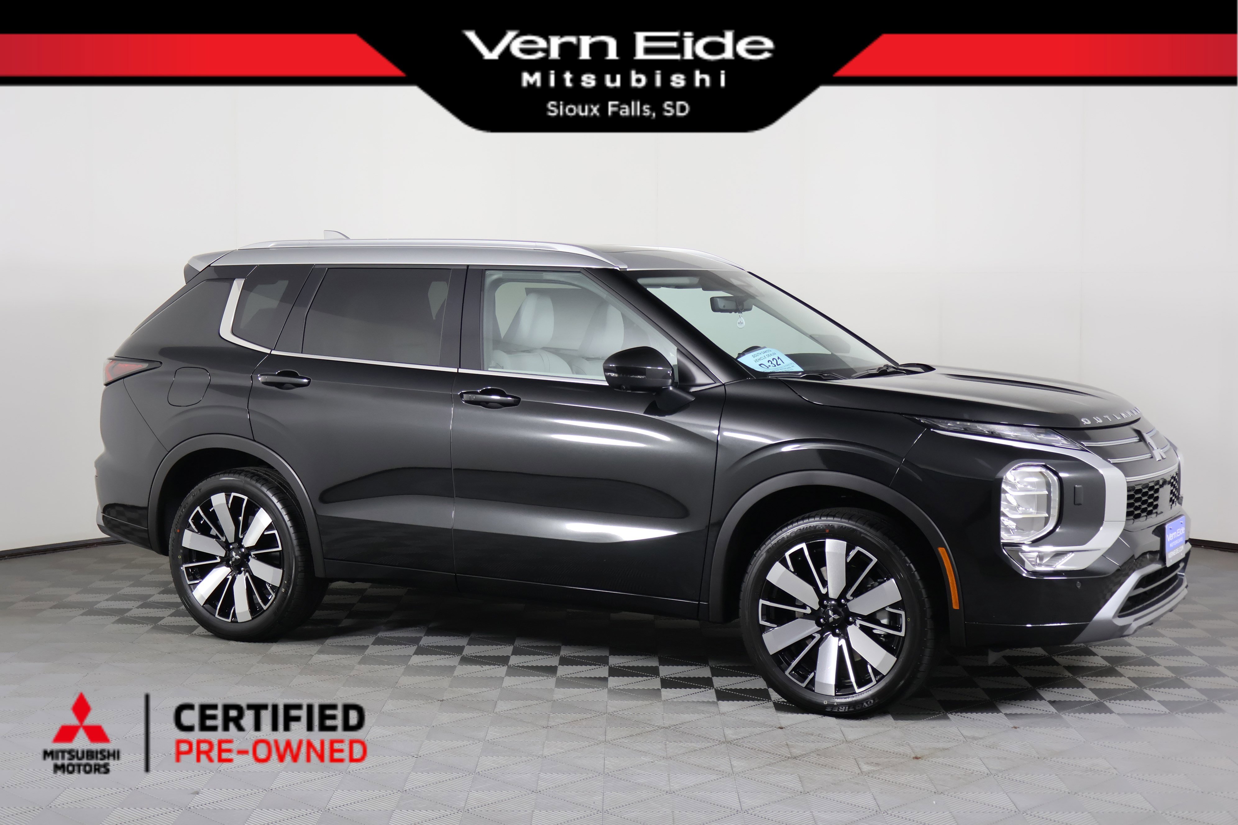 2025 Mitsubishi Outlander Plug-in Hybrid Platinum Edition's photo