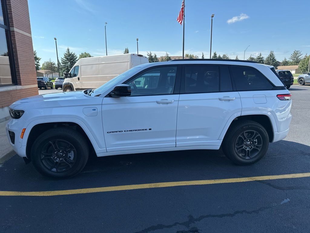 2025 Jeep Grand Cherokee 4xe Anniversary Edition photo 6