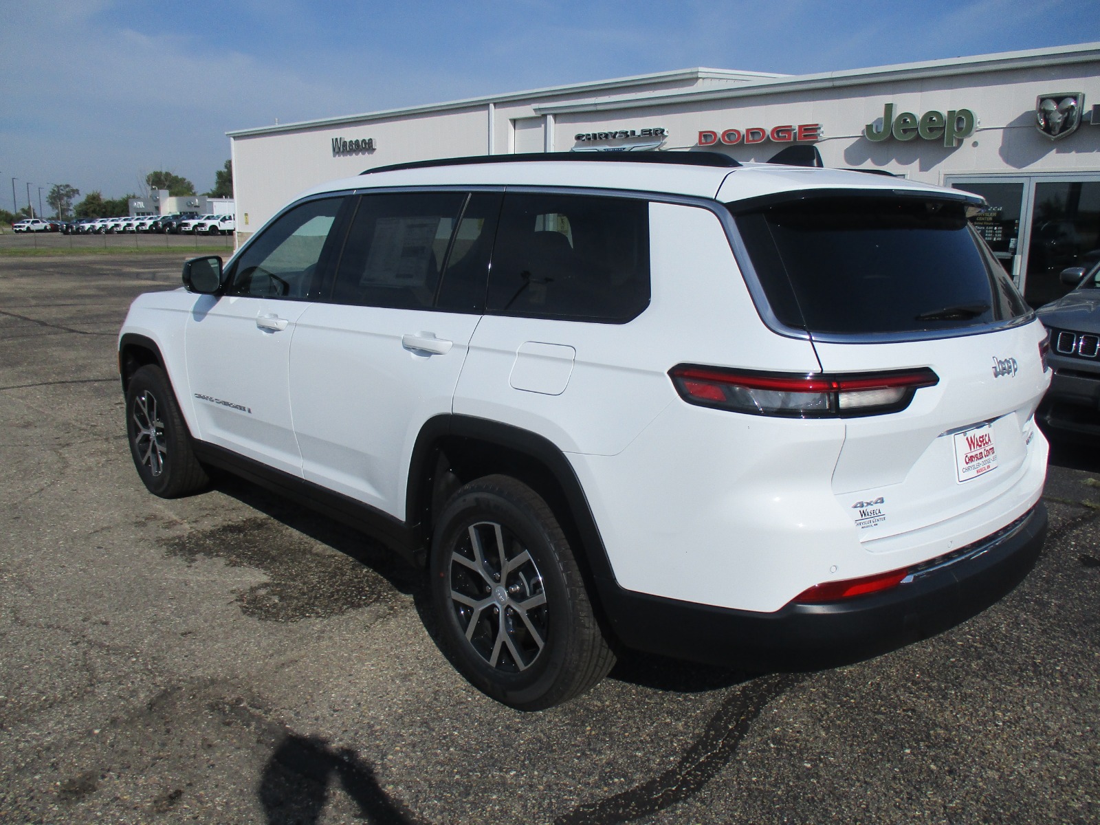 2025 Jeep Grand Cherokee Limited photo 3