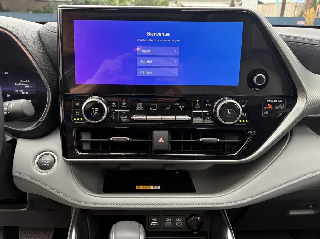 2024 Toyota Highlander Platinum photo 19
